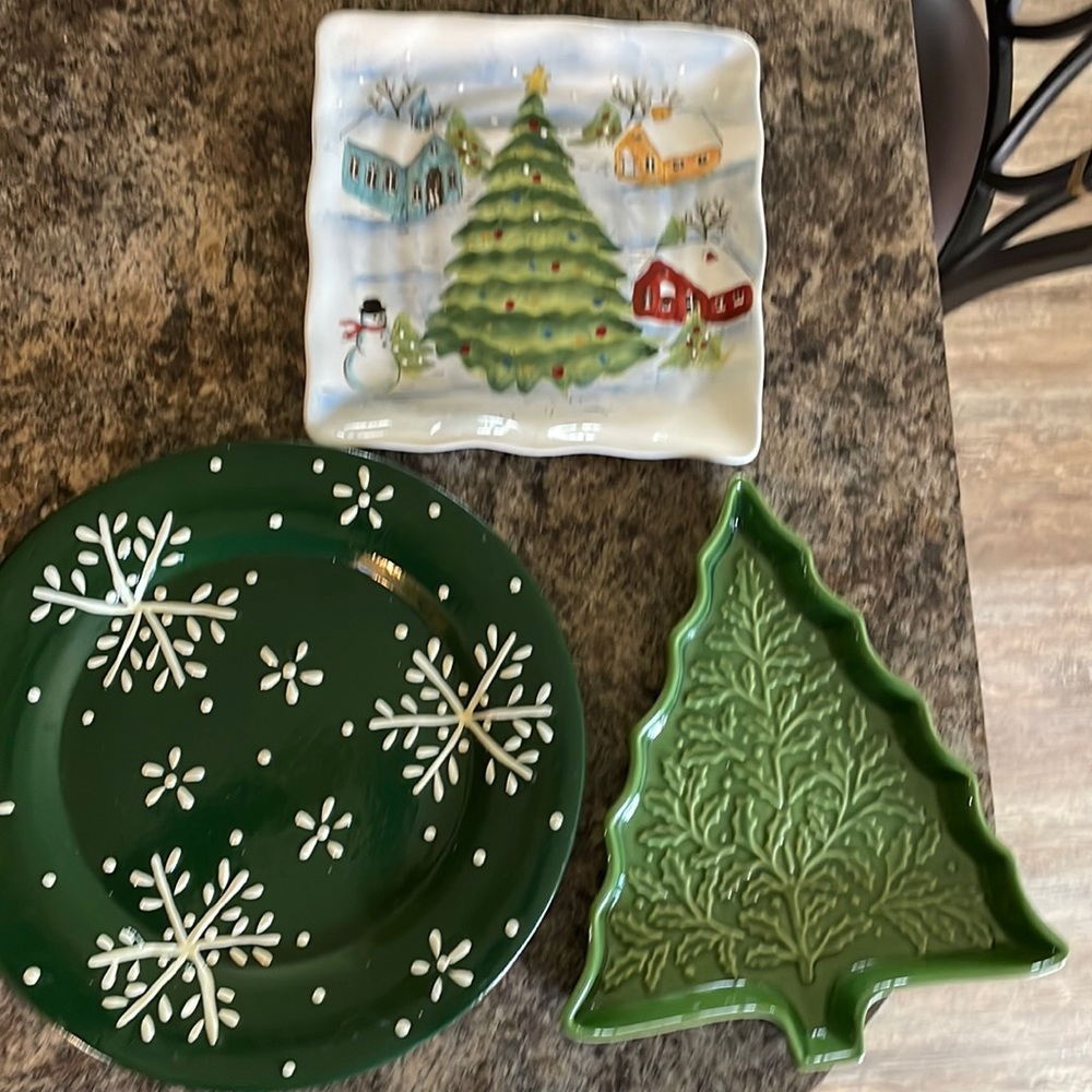 3 decorative Christmas plates